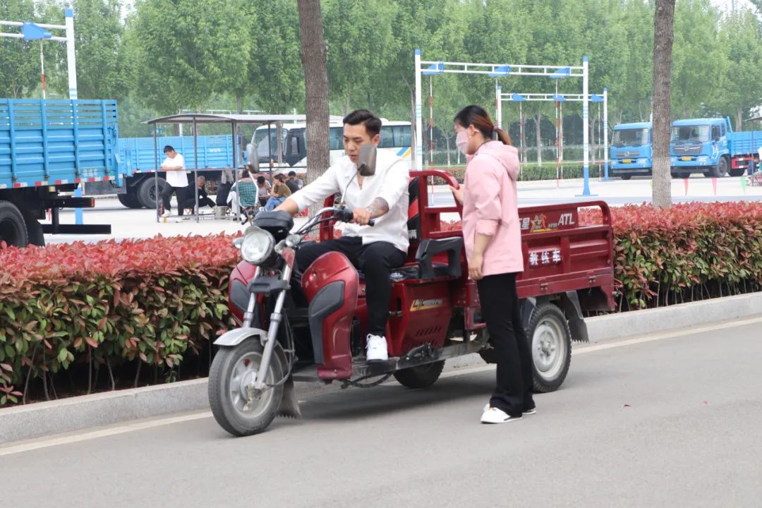 【濟(jì)寧大運(yùn)河駕?！縿趧?dòng)最光榮丨“五一”您學(xué)車我在崗！(圖3)