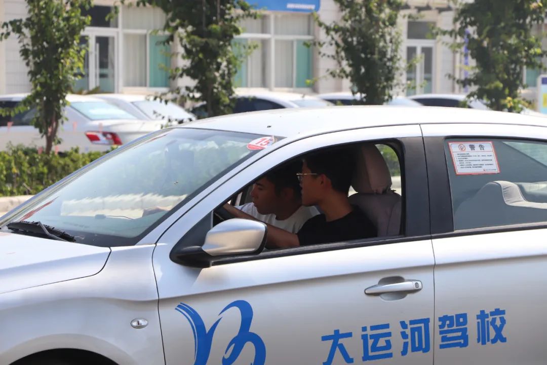 【濟寧大運河駕?！俊暗谑畬脤W車夏令營”第一批大學生順利拿證！(圖3)