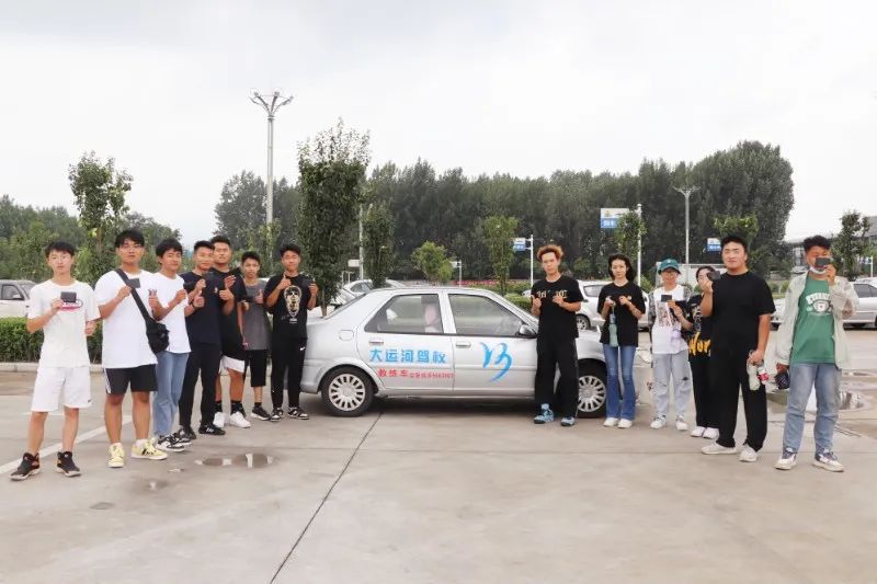 【濟寧大運河駕?！俊暗谑畬脤W車夏令營”第一批大學生順利拿證！(圖1)